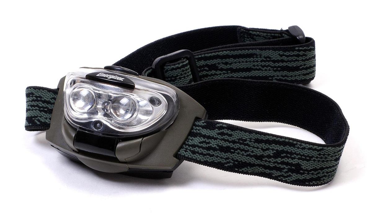 Lampe frontale posée sur une tente de camping