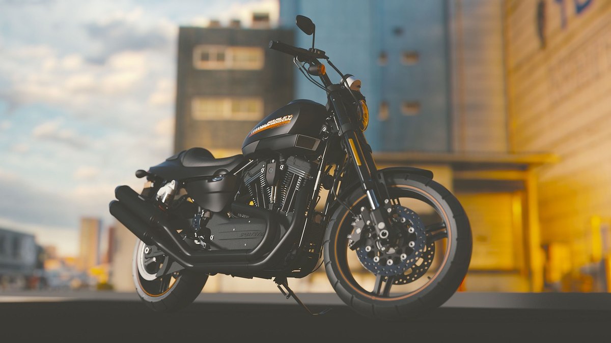 Motard portant un casque modulable sur une moto