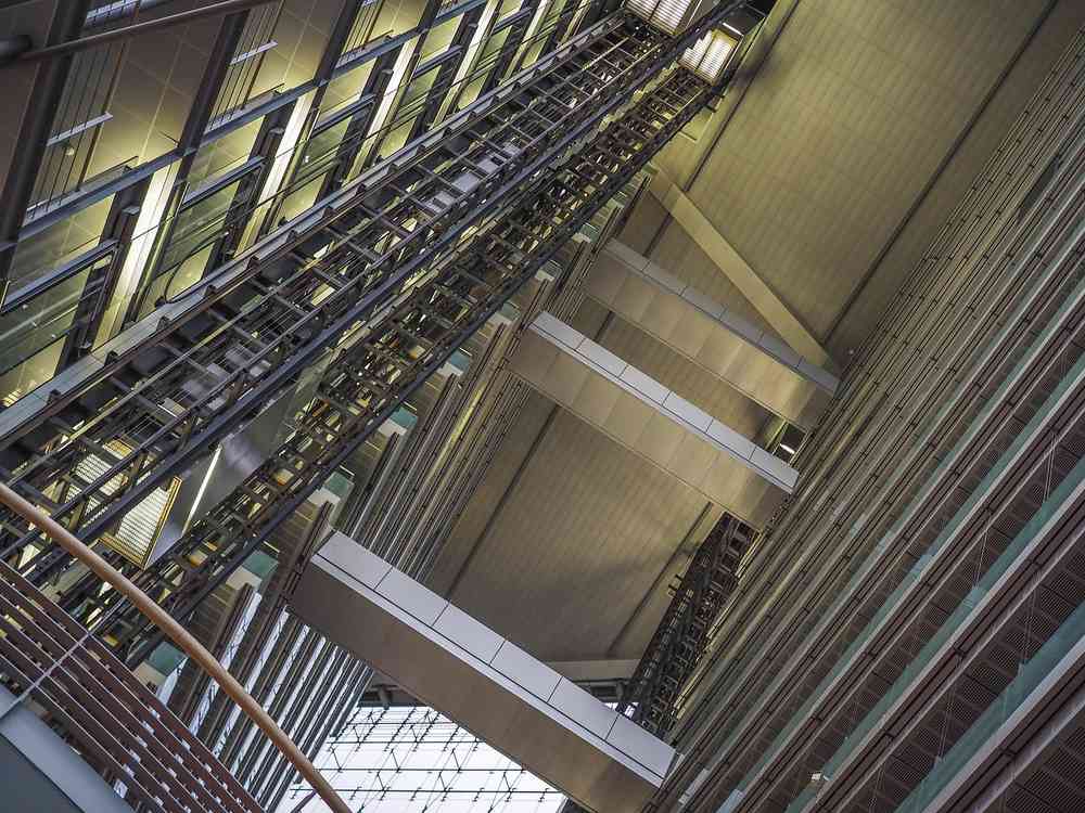 Technicien effectuant la maintenance d'un ascenseur
