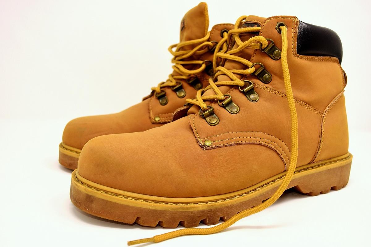 Une paire de bottes en cuir utilisées en extérieur
