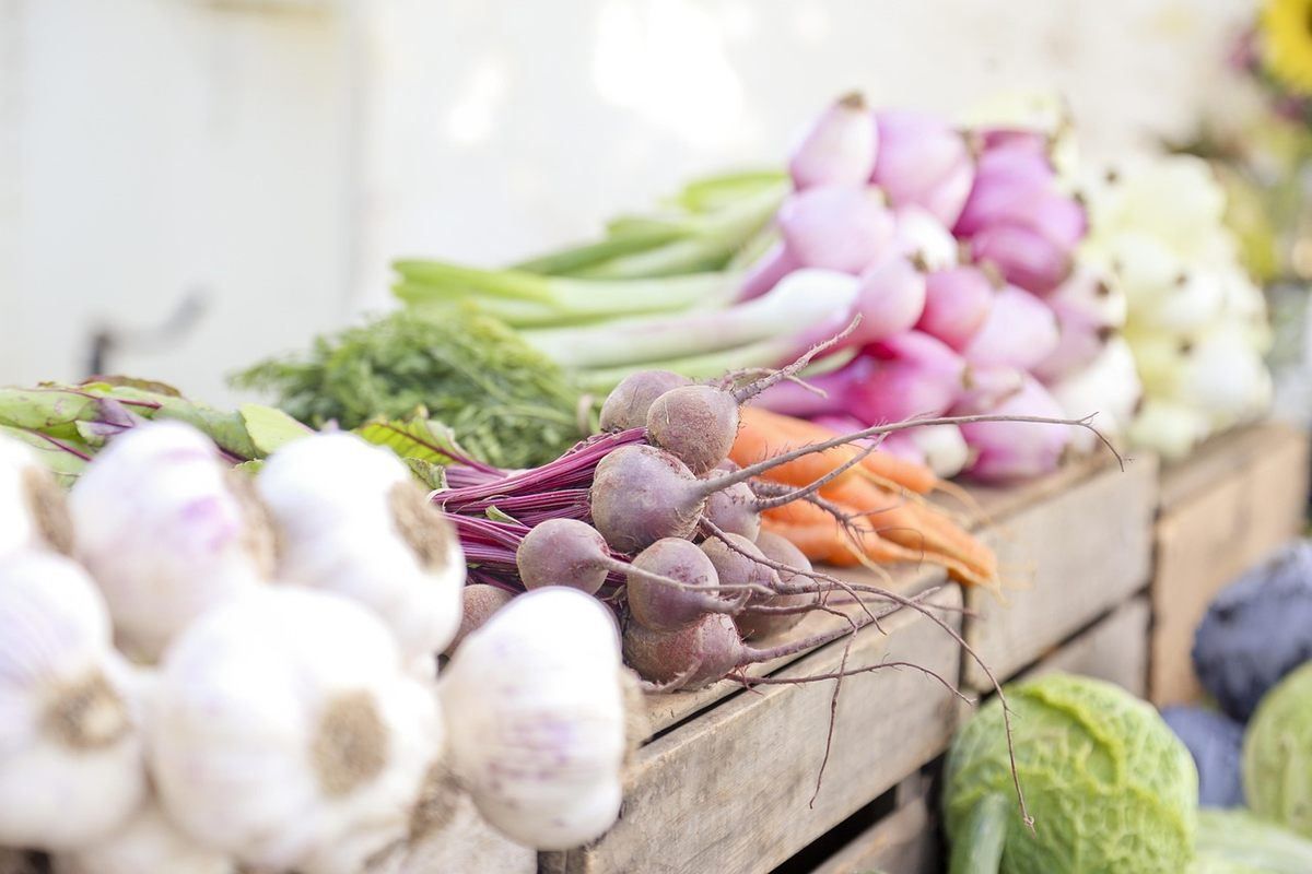 Légumes colorés sur caisses en bois, marché
