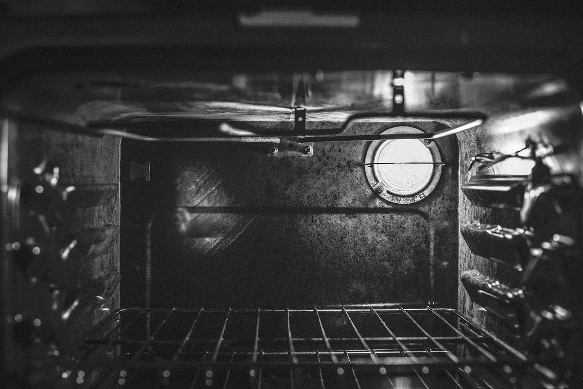 Intérieur d'un four à micro-ondes avec la lumière allumée