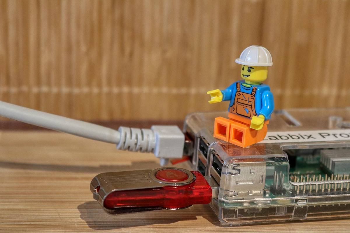Lego figurine sur un routeur avec un câble branché Lego figurine sur un routeur avec un câble branché
