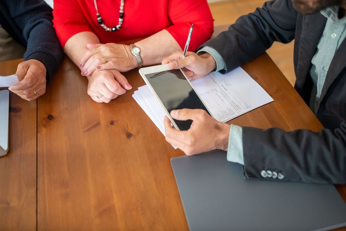 Réunion de travail avec documents et tablette