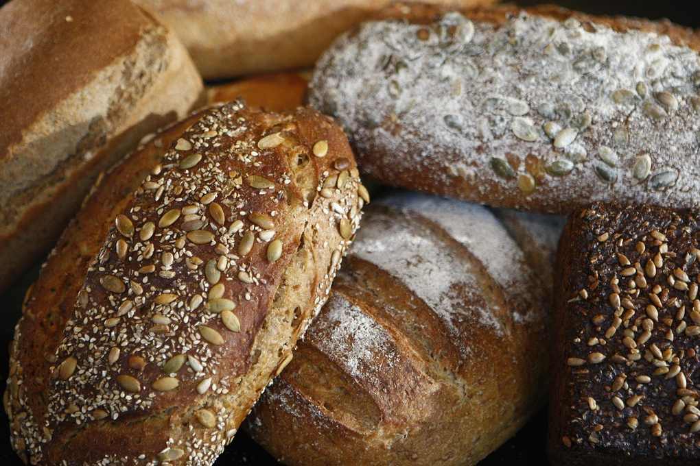 Assortiment de pains artisanaux avec grains et farine