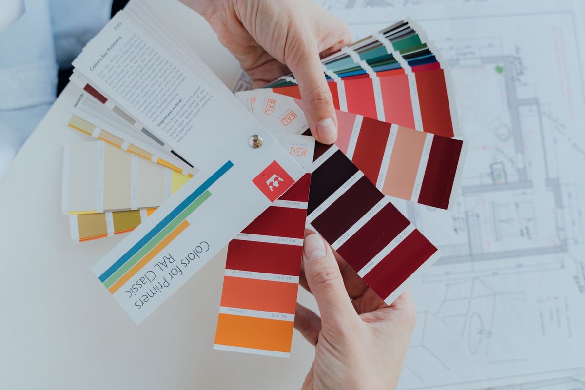 Mains présentant des échantillons de couleurs avec des bandes de couleurs variées Mains présentant des échantillons de couleurs avec des bandes de couleurs variées