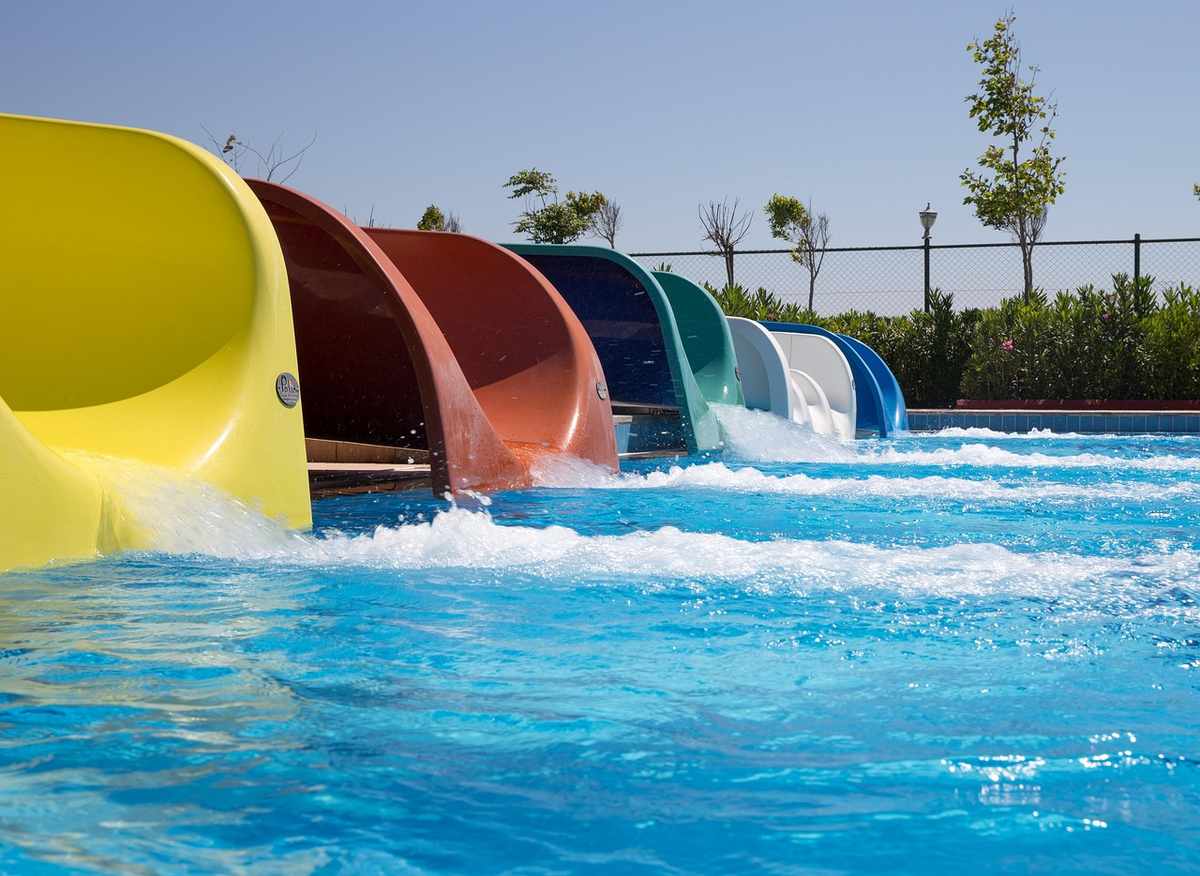 Toboggans aquatiques d'un parc aquatique de camping