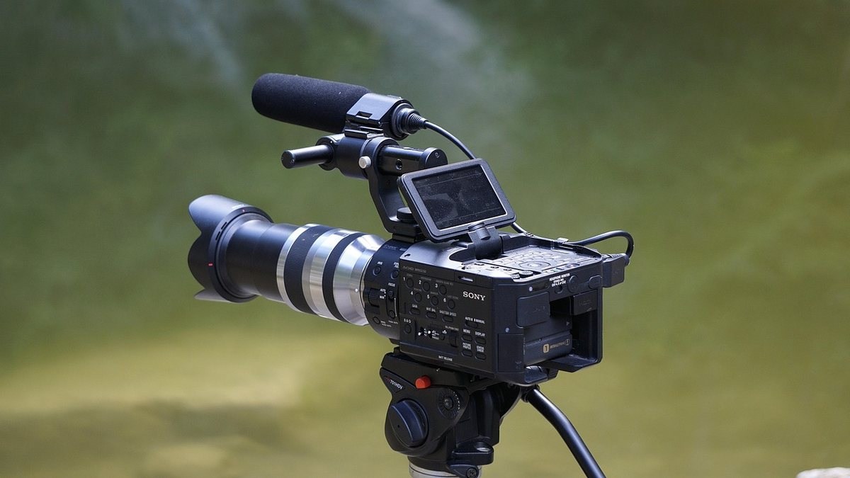 Caméra de filmage sur trépied avec accessoires, prête à capturer une scène