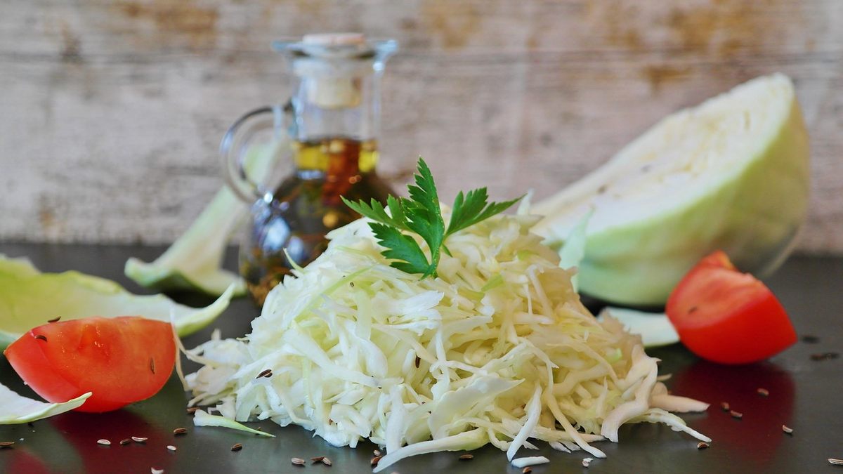 Un vaporisateur de vinaigre blanc et un chiffon doux pour l'entretien du parquet