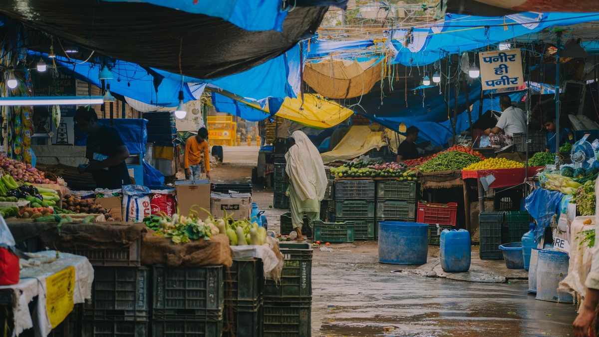 Marché animé sous couvertures bleues, étals de légumes et paniers, vendeurs et clients en mouvement Marché animé sous couvertures bleues, étals de légumes et paniers, vendeurs et clients en mouvement