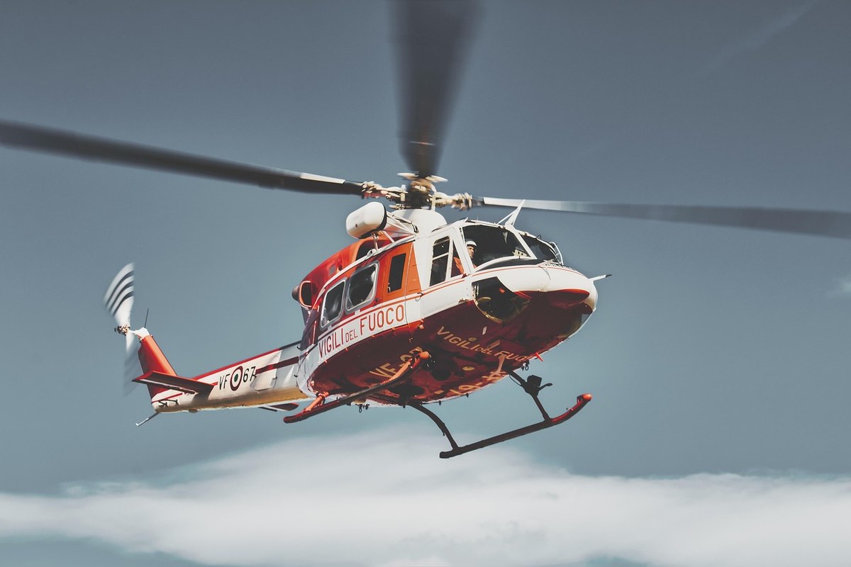 Hélicoptère de secours en montagne pour illustrer le rapatriement