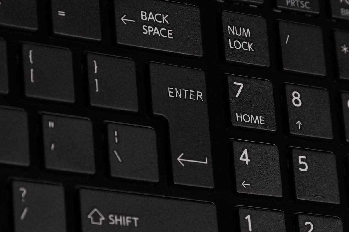 Personne utilisant un ordinateur portable sur un bureau Personne utilisant un ordinateur portable sur un bureau