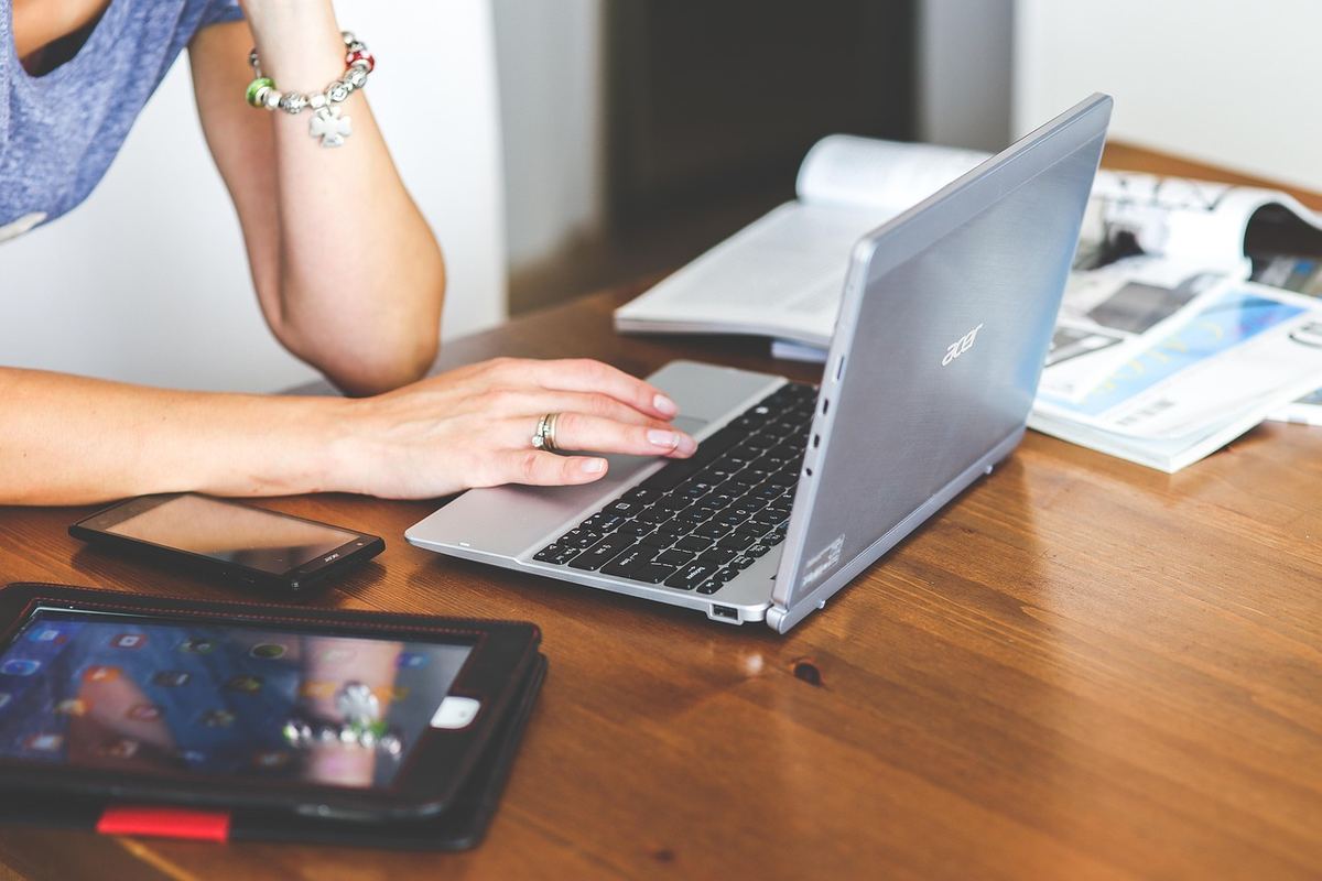 Des mains tapant sur un clavier d'ordinateur portable