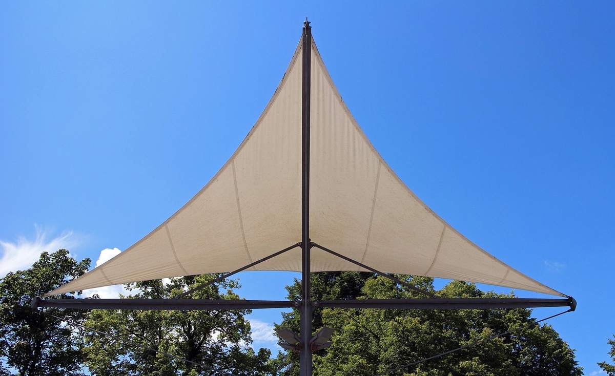 Voile d'ombrage tendu au-dessus d'un balcon