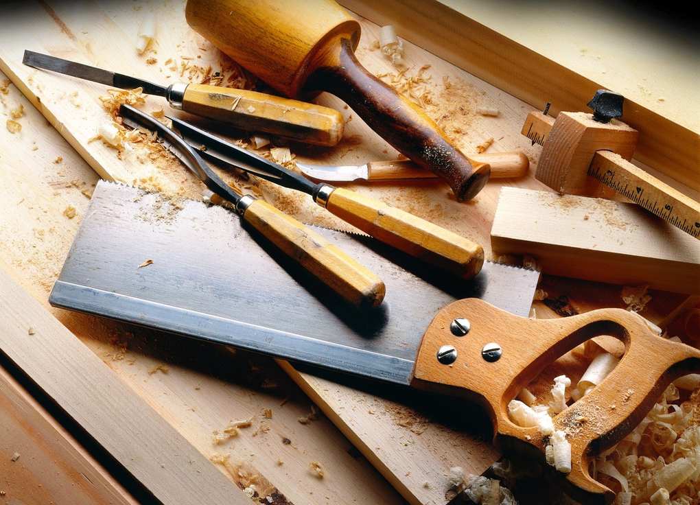 Outils de menuiserie sur banc de travail avec copeaux de bois Outils de menuiserie sur banc de travail avec copeaux de bois