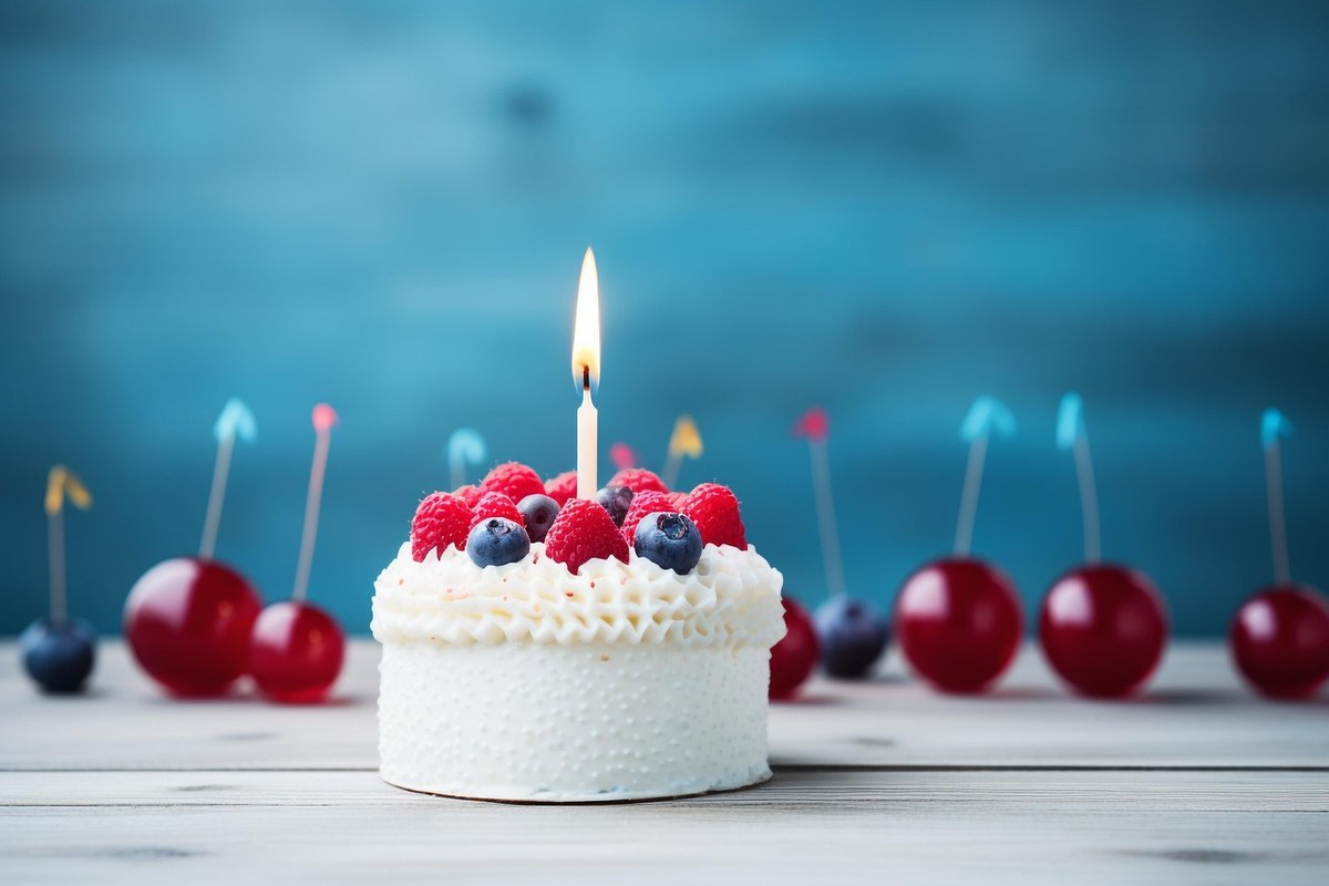 Un groupe d'amis réunis autour d'un gâteau d'anniversaire Un groupe d'amis réunis autour d'un gâteau d'anniversaire