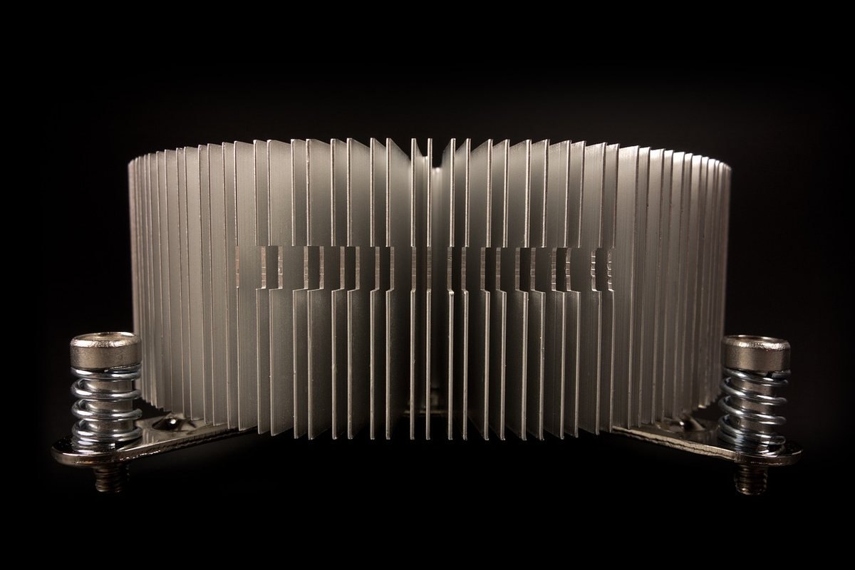 Radiateur CPU gris avec pieds métalliques sur fond noir