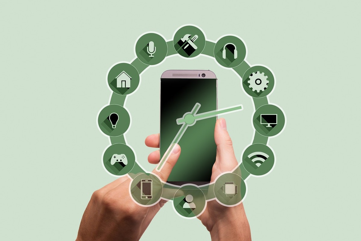 Smartphone affichant les réseaux Wi-Fi disponibles près d'un routeur Smartphone affichant les réseaux Wi-Fi disponibles près d'un routeur