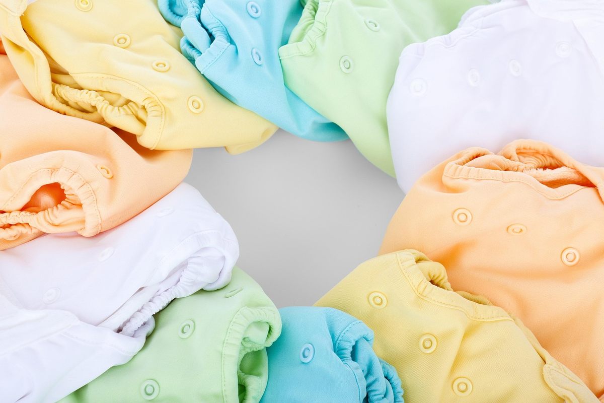 Affaires de rechange d'un enfant rangées dans un sac de crèche Affaires de rechange d'un enfant rangées dans un sac de crèche