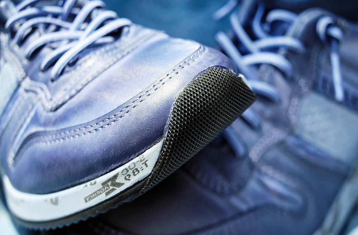 Des chaussures fermées posées sur un sol
