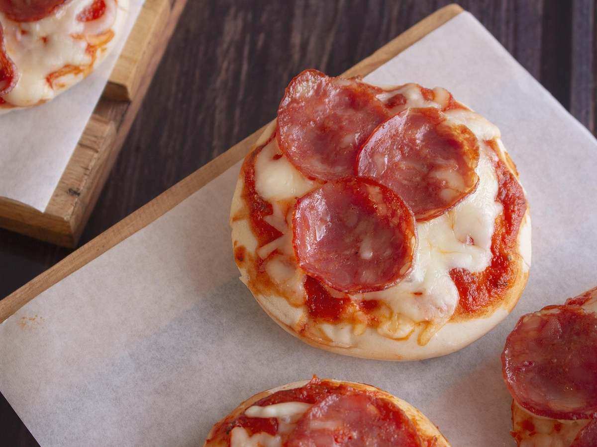 Mini-pizzas et boissons servies lors d'un goûter d'anniversaire