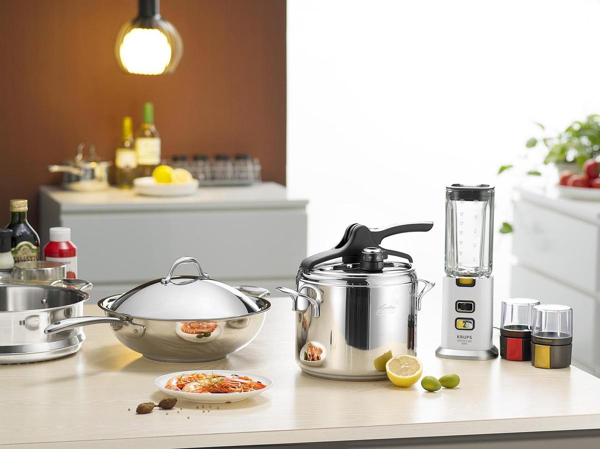 Ustensiles de cuisine, casserole, blender et petit électroménager sur plan de travail blanc de cuisine moderne Ustensiles de cuisine, casserole, blender et petit électroménager sur plan de travail blanc de cuisine moderne
